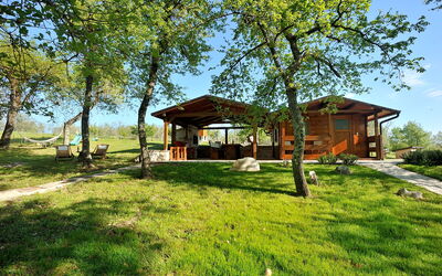 Casa Robinson Nature, Wifi, Istria, Croazia: Hierba, Llanura, Área Rural, El Terreno Del Lote, Jardín, Cabaña, Césped, Cobertura Del Suelo, Edificios Del Jardín, Sombra