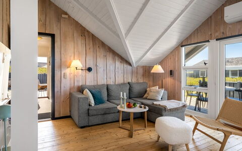Mimi - 120M from the Sea: Madera, Techo, Diseño De Interiores, Casa, Cabaña, Madera Dura, Tablón, Manchas De Madera, Lámpara, Silla
