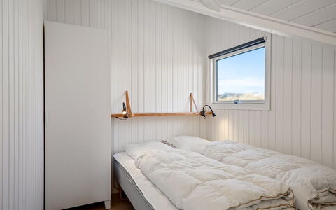 Mimi - 120M from the Sea: Madera, Habitación, Techo, Cama, Suelo, Sábana, Lecho, Linos, Marco De La Cama, Tablón