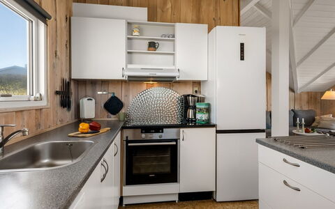 Mimi - 120M from the Sea: Cocina, Aparato De Cocina, Mostrador, Electrodoméstico, Gabinetes, Madera, Diseño De Interiores, Electrodoméstico, Lavabo, Estufa De Cocina