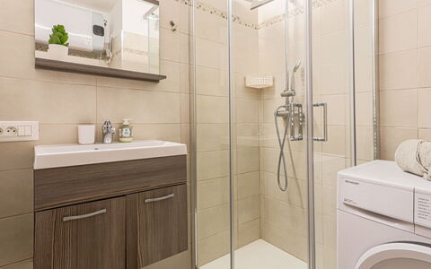 Le Diplomate: Baño, Piso, Diseño De Interiores, Arreglo De Tubería, Suelo, Mueble De Baño, Lavabo Del Baño, Lavabo, Grifo, Baño