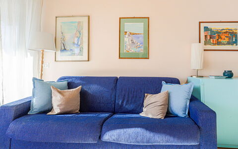 Le Diplomate: Mueble, Azul, Sofá, Diseño De Interiores, Amortiguar, Textil, Piso, Arrojar La Almohada, Suelo, Sala