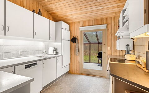 Gjorgjija - 50M from the Sea: Cocina, Madera, Mostrador, Techo, Electrodoméstico, Aparato De Cocina, Diseño De Interiores, Piso, Casa, Gabinetes