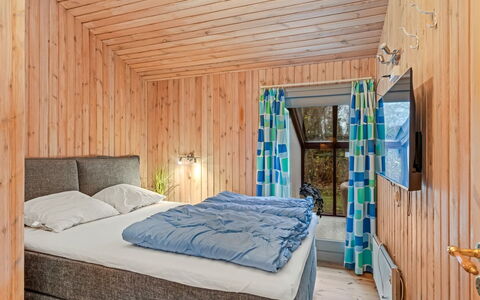 Gjorgjija - 50M from the Sea: Madera, Habitación, Diseño De Interiores, Suelo, Piso, Cama, Mueble, Habitación, Techo, Sábana