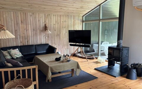 Gjorgjija - 50M from the Sea: Mueble, Diseño De Interiores, Piso, Suelo, Madera, Techo, Habitación, Suelos De Madera, Sala, Sofá