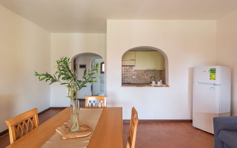 Apartments In Country Village Near Stintino: Diseño De Interiores, Piso, Suelo, Techo, Mueble, Cocina Y Comedor Mesa, Habitación, Manchas De Madera, Departamento, Comedor