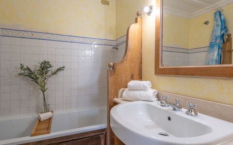 Villetta Mare Blu With Pool, Country Village, Stin: Baño, Lavabo Del Baño, Arreglo De Tubería, Pared, Diseño De Interiores, Lavabo, Piso, Grifo, Espejo, Suelo