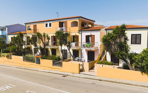 Casa Pavoncelle Apartments In Gallura: Edificio, Ventana, Barrio Residencial, By, Fachada, Barrio, Casa, Casa, Diseño Urbano, Asentamientos Humanos