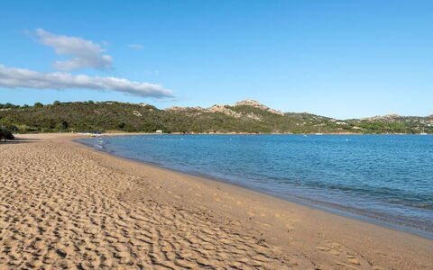 Casa D'orso Green Village Sardegna: Agua, Nube, Cielo, Los Recursos Hídricos, Azur, Playa, Árbol, Paisaje Natural, Costeras Y Los Accidentes Geográficos Oceánico, Banco