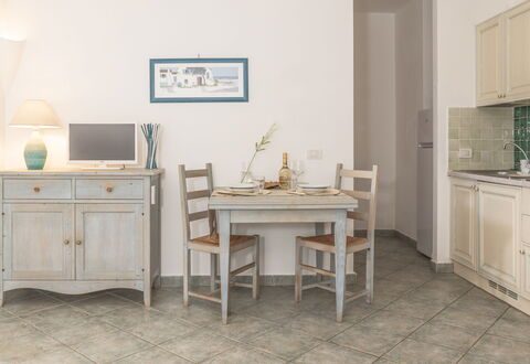 Casa D'orso Green Village Sardegna: Mesa, Gabinetes, Mueble, Propiedad, Edificio, Escritorio, Cajón, Silla, Encendiendo, Escritorio De Computadora