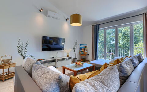 Fameja: Mueble, Diseño De Interiores, Sofá, Piso, Madera, Sala, Suelo, Habitación, Techo, Mesa