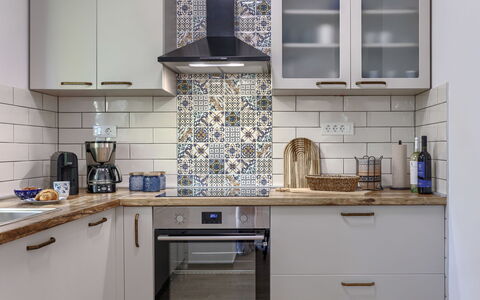 Fameja: Cocina, Mostrador, Aparato De Cocina, Gabinetes, Electrodoméstico, Diseño De Interiores, Piso, Suelo, Loseta, Alacena