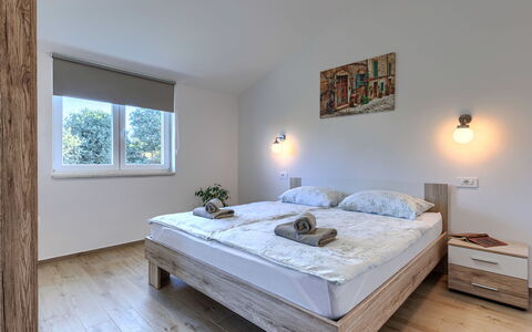 Fameja: Cama, Mueble, Diseño De Interiores, Habitación, Piso, Madera, Suelo, Techo, Habitación, Lecho