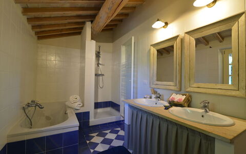 Villa Il Troscione: Pared, Piso, Diseño De Interiores, Suelo, Arreglo De Tubería, Mueble, Techo, Baño, Encendiendo, Casa