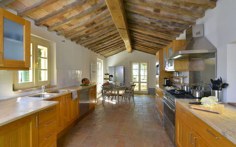Villa Il Troscione: Mueble, Piso, Diseño De Interiores, Madera, Cocina, Suelo, Techo, Mostrador, Casa, Gabinetes