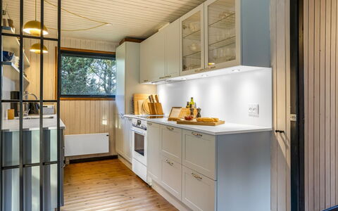 Star - 600M from the Sea: Cocina, Mostrador, Madera, Gabinetes, Diseño De Interiores, Aparato De Cocina, Piso, Techo, Electrodoméstico, Alacena