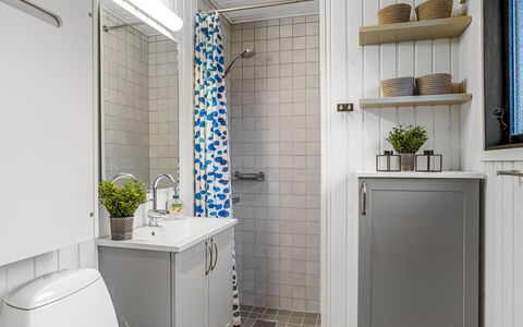Star - 600M from the Sea: Baño, Arreglo De Tubería, Diseño De Interiores, Mueble De Baño, Piso, Lavabo, Grifo, Suelo, Plomería, Habitación