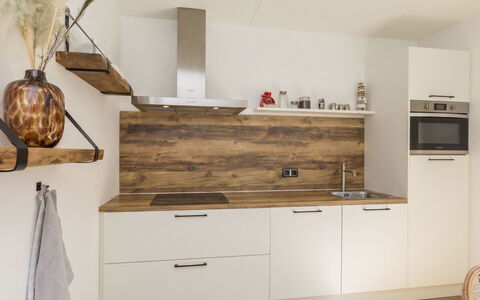 Domburgse Oase: Mostrador, Gabinetes, Cocina, Piso, Diseño De Interiores, Mueble, Madera, Suelo, Aparato De Cocina, Cajón