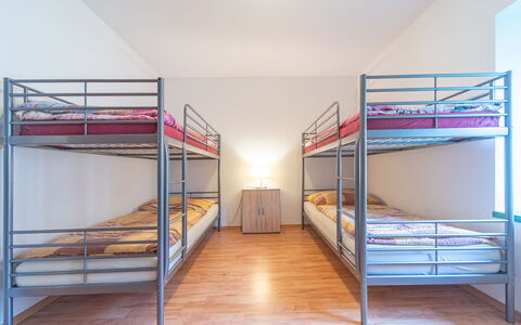 Klobasná: Litera, Piso, Suelo, Diseño De Interiores, Techo, Habitación, Dormitorio, Suelos De Madera, Habitación, Cama
