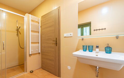 Klobasná: Piso, Arreglo De Tubería, Madera, Diseño De Interiores, Suelo, Baño, Grifo, Plomería, Lavabo Del Baño, Lavabo