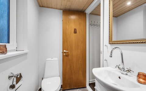 Brawith - 700M to the Fjord: Arreglo De Tubería, Baño, Piso, Madera, Lavabo, Lavabo Del Baño, Suelo, Diseño De Interiores, Grifo, Plomería
