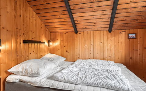 Jantje - 500M to the Fjord: Cama, Habitación, Sábana, Madera, Lecho, Diseño De Interiores, Suelo, Techo, Marco De La Cama, Mueble