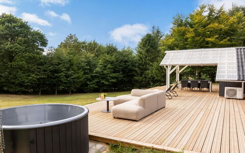 Jantje - 500M to the Fjord: Madera, Cubierta, El Terreno Del Lote, Mueble Para Exteriores, Madera Dura, Sombra, Jardín, Suelos De Madera, Manchas De Madera, Patio Interior