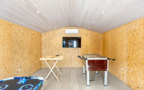 Solvey - 400M from the Sea: Madera, Suelo, Piso, Techo, Habitación, Madera Dura, Manchas De Madera, Madera Contrachapada, Tablón, Cobertizo