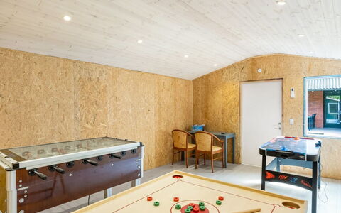 Solvey - 400M from the Sea: Madera, Piso, Techo, Suelo, Diseño De Interiores, Encendiendo, Habitación, Lámpara, Manchas De Madera, Madera Dura