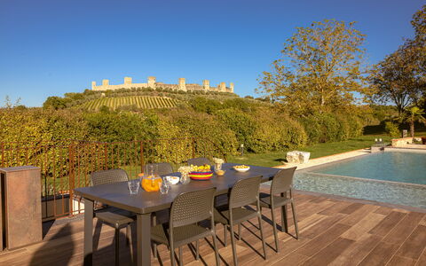 Le Torri, Borgo Campassini, Monteriggioni: Mueble, Mesa, Mueble Para Exteriores, Silla, Mesa Al Aire Libre, Cocina Y Comedor Mesa, Jardín, Sombra, Patio Interior, Eco Hotel
