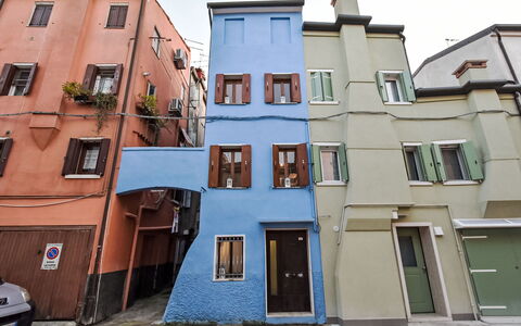 La Casa di Lu': Azul, Pared, Ventana, Fachada, Barrio, Arquitectura, Puerta, Casa, Departamento, Balcón