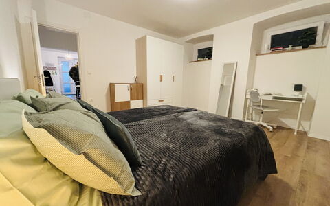 Appartamento Soul & Travel Ac And Wifi Croazia: Mueble, Piso, Diseño De Interiores, Cama, Habitación, Suelo, Madera, Sábana, Techo, Lecho