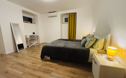 Appartamento Soul & Travel Ac And Wifi Croazia: Mueble, Diseño De Interiores, Suelo, Piso, Cama, Pared, Madera, Habitación, Suelos De Madera, Habitación