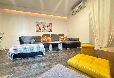 Appartamento Soul & Travel Ac And Wifi Croazia: Mueble, Diseño De Interiores, Sofá, Piso, Suelo, Madera, Techo, Habitación, Sala, Encendiendo