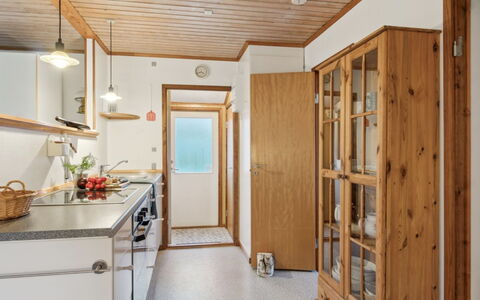 Ginette - 500M from the Sea: Piso, Madera, Diseño De Interiores, Techo, Mueble, Mostrador, Gabinetes, Suelo, Cocina, Lámpara