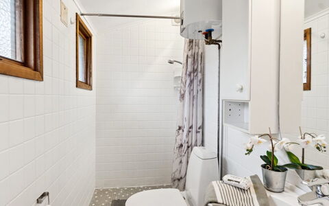 Ginette - 500M from the Sea: Pared, Piso, Baño, Arreglo De Tubería, Asiento Del Baño, Suelo, Diseño De Interiores, Baño, Techo, Plomería