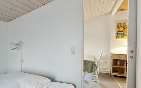 Ginette - 500M from the Sea: Pared, Diseño De Interiores, Piso, Suelo, Madera, Techo, Mueble, Habitación, Cama, Habitación