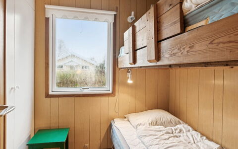 Ginette - 500M from the Sea: Madera, Habitación, Piso, Suelo, Diseño De Interiores, Cama, Techo, Manchas De Madera, Habitación, Litera