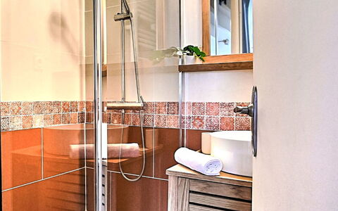 Le Douhet 2: Baño, Arreglo De Tubería, Piso, Suelo, Diseño De Interiores, Plomería, Loseta, Ducha, Espejo, Baño