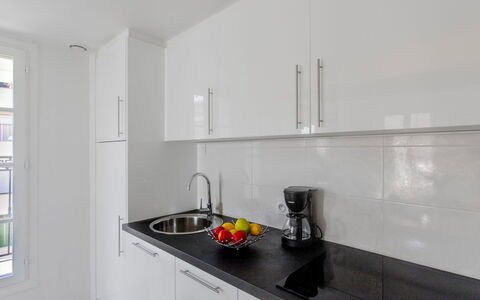 Vue Mer: Mostrador, Cocina, Lavabo, Fregadero, Arreglo De Tubería, Diseño De Interiores, Piso, Grifo, Gabinetes, Electrodoméstico