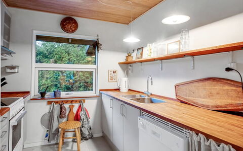 Floora - 20M from the Sea: Cocina, Diseño De Interiores, Mostrador, Madera, Techo, Piso, Aparato De Cocina, Lámpara, Encendiendo, Mueble
