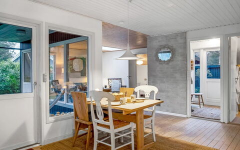 Floora - 20M from the Sea: Mueble, Diseño De Interiores, Piso, Suelo, Madera, Techo, Silla, Lámpara, Habitación, Comedor
