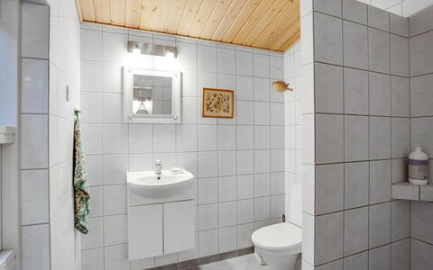 Floora - 20M from the Sea: Pared, Piso, Arreglo De Tubería, Suelo, Diseño De Interiores, Lavabo, Baño, Techo, Loseta, Baño