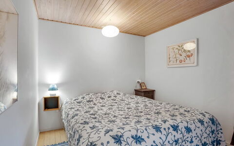Floora - 20M from the Sea: Cama, Habitación, Diseño De Interiores, Pared, Sábana, Lecho, Techo, Madera, Suelo, Piso