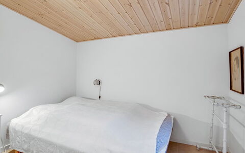 Floora - 20M from the Sea: Pared, Diseño De Interiores, Habitación, Piso, Madera, Suelo, Techo, Cama, Suelos De Madera, Lámpara