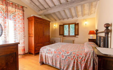 Villa la Felce: Cama, Mueble, Habitación, Diseño De Interiores, Lecho, Sábana, Pared, Madera, Techo, Linos