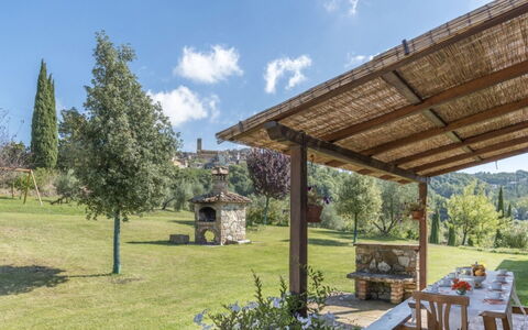 Podere Aurora: Jardín, El Terreno Del Lote, Mueble Para Exteriores, Sombra, Estructura Al Aire Libre, Paisajismo, Kiosko, Patio Interior, Pabellón, Pérgola