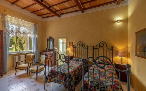 La Palazzina: Pared, Mueble, Diseño De Interiores, Habitación, Encendiendo, Cama, Piso, Habitación, Techo, Marco