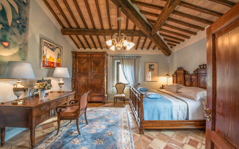 Villa Giuncheto: Mueble, Pared, Diseño De Interiores, Piso, Habitación, Encendiendo, Casa, Mesa, Cama, Suelo