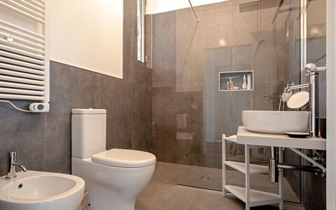 Villa Baia al Mare: Asiento Del Baño, Baño, Baño, Arreglo De Tubería, Piso, Suelo, Pared, Diseño De Interiores, Lavabo, Lavabo Del Baño